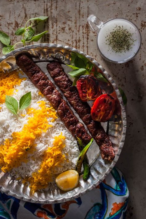 Kebab Koobideh, Persian Food Iranian Cuisine, Arabisk Mad, Food Iranian, Food Persian, Persian Dishes, Iranian Recipes, Iranian Cuisine, Iran Food