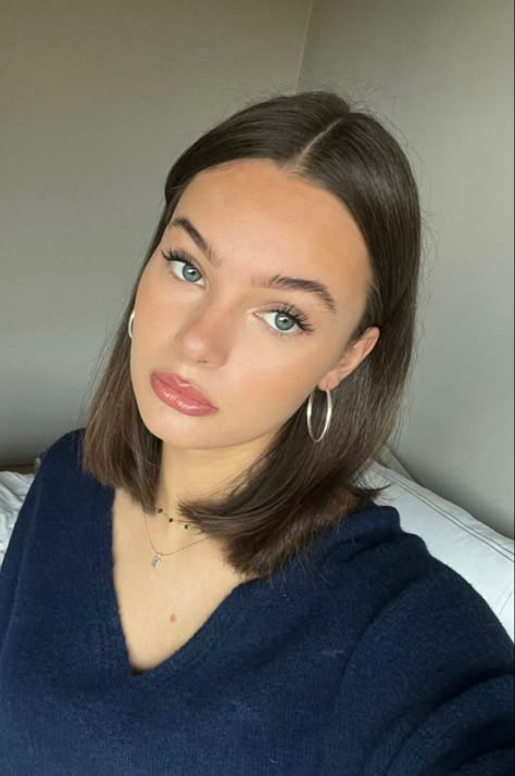 Short Hair Clean Look, Clean Girl Short Hair, Short Hair Inspo Aesthetic, Effortless Makeup Look, Emma Aurora, Short Hair Blowout, Beautiful Short Hairstyles, Annika Volkov, Brown Hair Inspo