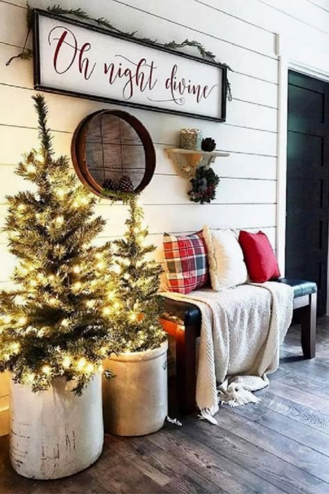 The best farmhouse  Christmas decor ideas how to get that Joanna Gaines style!  Ideas for front porches, xmas trees, living  room, fireplaces, your kitchen, table ideas, window ideas.  Get inspiration and find out where to get   the latest farmhouse Christmas decor finds! #farmhousechristmas   #christmasdecor #christmas Jul Diy, Christmas Entryway, Cheap Christmas Diy, Country Christmas Decorations, Christmas Decor Inspiration, Christmas Front Porch, Christmas Porch Decor, Front Porch Decorating, Gorgeous Christmas