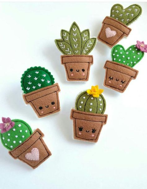 cute cactus felties Felt Cactus, Cactus Craft, Baby Mobil, Felt Crafts Diy, Felt Patterns, Felt Brooch, Felt Decorations, Brooches Handmade, Felt Diy