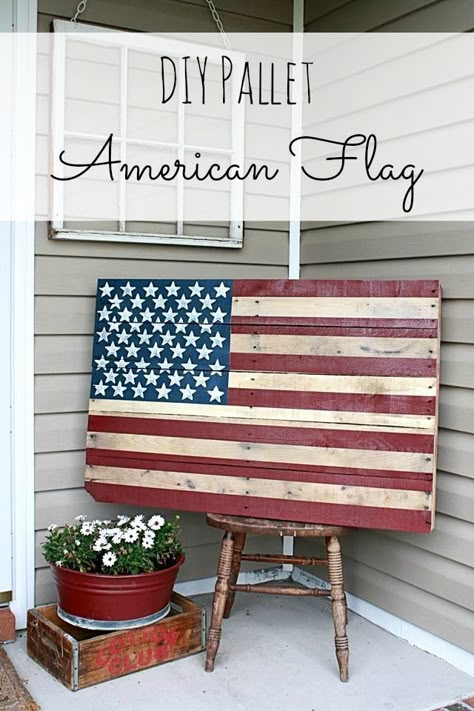 DIY Pallet American Flag {and wall mounting instructions} Pallet American Flag, Flag Pallet, Pallet Flag, Wooden Pallet Furniture, Diy Projektit, Pallet Project, Pallet Decor, Pallet Creations, Wooden Pallet Projects