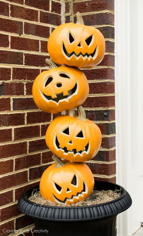 Stacked Pumpkin Heads - Pumpkin Topiary for Halloween Front Door Decorations Stacked Pumpkin Topiary, Makijaż Sugar Skull, Pumpkin Topiary Diy, Halloween Front Door Decorations, Pumpkin Stack, Topiary Diy, Pumpkin Heads, Dekorasi Halloween, Decorations For Halloween