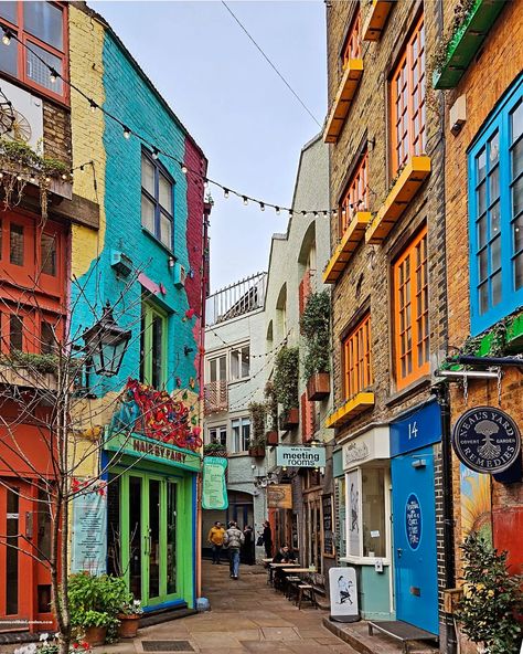 Happy new week! 🙌❄️📍Neal's Yard, Covent Garden ▶️ Follow @withinlondon ❤ Like | 👤 Tag friends | 💬 Comment 📸 Ina/WithinLondon 🌍 Visit 👉 www.withinlondon.com 👈 #londonlive #londonexplorer #londonstreets #londonguru #ilovelondon #londondiaries #bestdestinations #londongram #londonphotography #thingstodoinlondon #londonbylondoners #yolo #europe #mylondon #london #europedestinations #londononly #londonlife #londontravel #visitlondon #londonlove #londonshops #traveltheworld #s23 #londonbuzz #live... Neal's Yard, Neals Yard, Happy New Week, London Christmas, Things To Do In London, London Photography, Visit London, Covent Garden, London Street