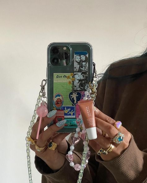 i just love things Charms Phone Case, Aesthetic Phone Case With Charms, Trinket Phone Case, Maximalist Keychain, Phone Charm Aesthetic, Maximalist Phone Case, Charm Aesthetic, Maximalist Jewelry, Love Things