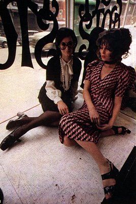 Lee Bender with one of her models (I love seeing the Bus Stop shop window). Biba Clothing, Biba Fashion, Barbara Hulanicki, 70s Costume, Ossie Clark, 70s Glam, Zandra Rhodes, Retro Inspiration, Swinging London