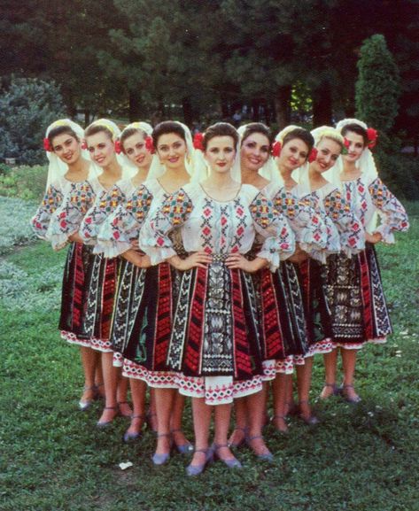 (3) Home / Twitter Costumes Around The World, National Dress, Folk Dresses, Folk Dance, Dance Company, Irish Traditions, Folk Fashion, Folk Costume, Dance Outfits