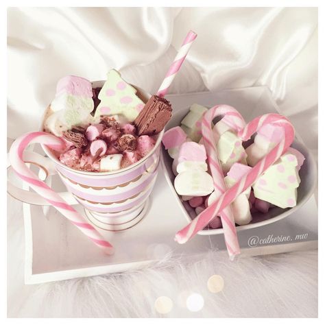 Hot chocolate made 1000x cuter when you have little snowman and christmas tree shaped marshmallows ☕️☃✨ Shaped Marshmallows, Pink Xmas, Christmas Cupcakes, Kawaii Food, How To Make Chocolate, Marshmallows, Cute Food, Pink Christmas, Christmas Food