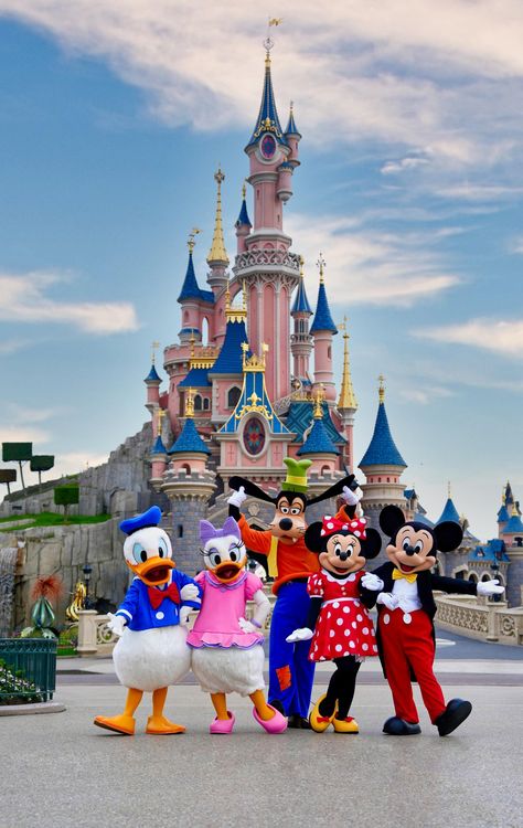 Mickey Mouse Wallpapers, Minnie Mouse Car Seat, Paris Wallpaper Iphone, Monster Horns, Christmas Wallpaper Hd, Paris Family, Disney Paris, Paris Wallpaper, Disneyland (paris)