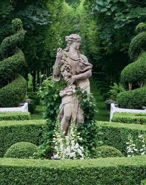 Design & Style: A Constant Thread by Carolyne Roehm - Katie Considers Statues Aesthetic, Carolyne Roehm, Greek Garden, Plant Sculpture, Formal Garden Design, Garden Statuary, Statue Garden, Formal Garden, English Cottage Garden