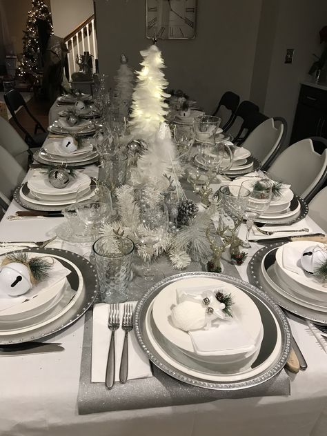 Silver and white Christmas table decorations. Christmas Decorations Dinner Table, White Christmas Party, Silver Christmas Decorations, Christmas Dining Table, Christmas Dinner Table, Silver Table, Inspire Me Home Decor, Silver Decor, White Christmas Decor