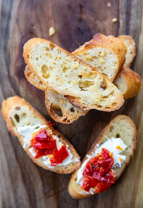 Simple Crostini Recipe Baguette Appetizers, Easy Crostini, Crostini Bread, How To Make Crostini, Bread Baguette, Crostini Recipe, Homemade Guacamole Recipe, Crostini Appetizers, Baguette Bread