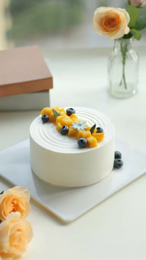 Mango Cake Decoration, Mango Cake Design, Fruit Cake Design, Fresh Fruit Cake, Birthday Cake Decorating Ideas, Mango Cake, Simple Cake Designs, Creative Cake Decorating, Cake Decorating Ideas