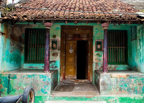 Old Tamil-Style House, Pondicherry | Flickr - Photo Sharing! Indian Old House, Old Village House Design Indian, Old Village House Design, Old Indian Houses, Indian Village House, Tamil Architecture, Tamil House, Old Traditional House, House Pillars