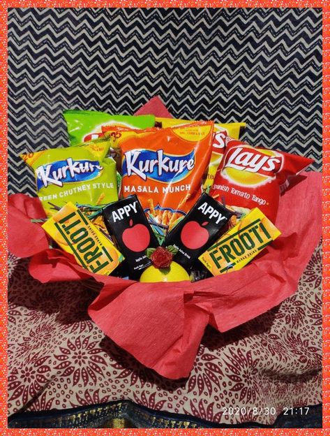 [SponsoredPost] Basket Full Of Chips, Easy To Make. Diy Hamper. #chipsandchocolategiftbasket Snacks Hamper Ideas, Snacks Gift Basket Ideas, Food Hamper Ideas, Snack Hampers, Hampers Snack, Room Hampers, Chips And Chocolate, Apple Juice Drinks, Snack Gift Baskets