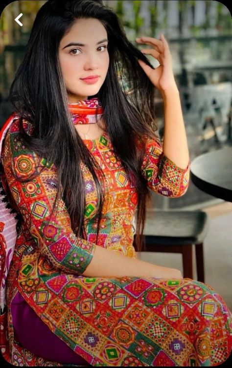 Cute Sitting Poses, Punjabi Salwar, Salwar Pattern, Bridal Dresses Pakistan, Girl Crush Fashion, Punjabi Salwar Suits, Lehenga Collection, Sitting Poses, Punjabi Suit