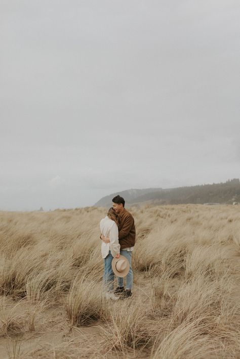 Oregon Coast Photoshoot, Photographer Couple, Couple Outfit Ideas, Outdoor Engagement Photos, Couple Photoshoot Poses, Engagement Photo Outfits, Engagement Inspiration, Wedding Engagement Photos, Oregon Wedding