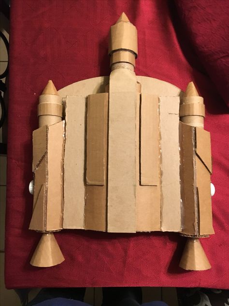 Mandalorian Jetpack Diy, Bo Katan Cosplay Diy, Diy Mandalorian Helmet, Star Wars Props Diy, Star Wars Costumes Diy, Mando Armor, Disfraz Star Wars, Mandalorian Costume, Armadura Cosplay