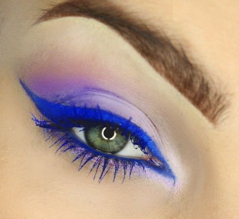 maquillage yeux eye-liner et mascara en bleu Make Up Liner, Mascara Bleu, Eyebrow Makeup, Maquillaje De Ojos, Eyebrows, Eyeliner, Beauty Makeup, Violet, Make Up