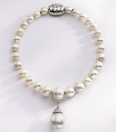 Queen Mary’s pearl necklace inherited by HRH the Prince of Wales and given to his wife, Wallis. Most Expensive Pearl, Duchess Of Windsor, Calvin Klein Jewelry, Wallis Simpson, Pearl And Diamond Necklace, Pearl And Lace, Royal Jewels, Natural Pearl, Queen Mary