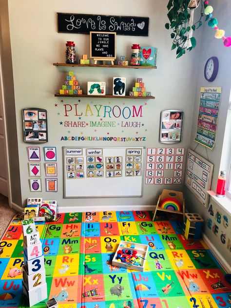 Playroom And Learning Room, Playroom Learning Ideas, Learning Areas Preschool, Living Room Setup For Small Space, Home School Playroom, Preschool Classroom At Home, How To Decorate Daycare Room, Small Home Childcare Room Ideas, Playroom Learning Center