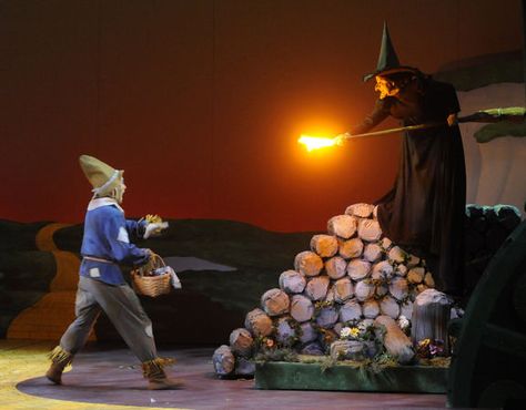 like the wood pile and fire on broom Oz Aesthetic, Wizard Of Oz Witch, Wizard Of Oz Play, Wizard Of Oz Musical, Wizard Oz, Fraidy Cat, Witches Castle, Stage Ideas, Majestic Theatre