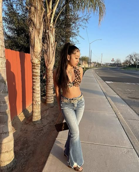 Y2k Latina Outfits Summer, Cute 18th Birthday Outfits Casual, Bright Feminine Aesthetic, Party Y2k Outfits, 2000s Latina Outfits, Girly Summer Outfits Aesthetic, 90s Fine Outfits, Latina Mami Outfits, Latina Y2k Outfits