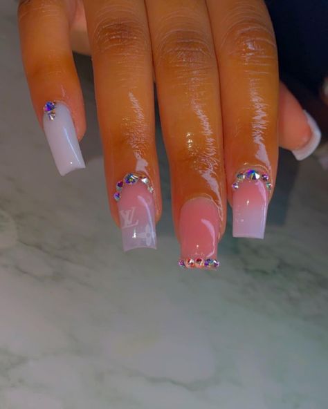 18.1k Likes, 14 Comments - MEMPHIS NAIL TECH🤪〽️ Est.~2016 (@nailsbyshuna) on Instagram: “Extra Glam Freestyle ✨ . . .   #nailinspiration #shortnails #gel #blacknailtechconnect2 #nailvideos…” Simple Classy Baddie Nails, Nails Videos, Period Kit, Acrylic Toe Nails, Colored Acrylic Nails, Girly Acrylic Nails, Cute Acrylic Nail Designs, Short Square Acrylic Nails, Exotic Nails