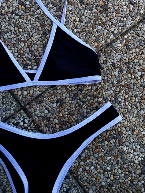 black and white bikini Black And White Swimsuit Bikinis, Mayas Bikinis Aesthetic, Pretty Swimsuits, Black And White Swimsuit, Bikinis Crochet, Beach Wear Outfits, Cute Bathing Suits, Summer Bikinis