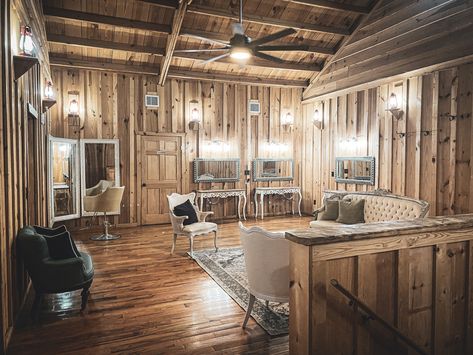 Sage Hall Bridal Suite Grooms Suites, Grooms Suite Ideas, Bridal Suite Room, Wooden Lodges, Barn Layout, Grooms Room, Bnb Ideas, Wedding Bathroom, Suite Room