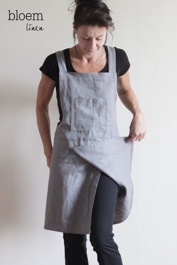 Split-leg potters apron Homestead Apron, Potters Apron, Sew A Gift, Pottery Apron, Split Leg Apron, Waitress Outfit, Sewing Guide, Apron Design, Artist Apron