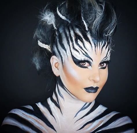 Anna Linngis Zoo Animal Makeup, Animal Costume Makeup, Zebra Makeup Halloween, Zebra Makeup Look, Animal Inspired Makeup, Zebra Costume Makeup, Zebra Face Paint, Zebra Body Painting, Zebra Halloween Costume