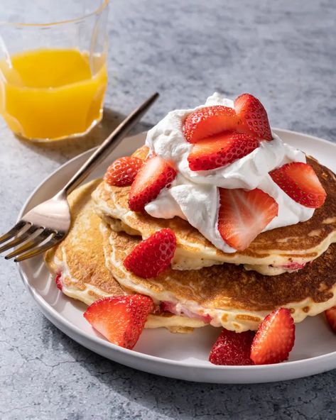 Slumber Party Food, Aesthetic Breakfasts, Pancake Aesthetic, Strawberry Pancakes Recipe, Food For Birthday, Best Strawberry Recipes, Fruit Pancakes, Buttermilk Pancakes Fluffy, Fluffy Pancake Recipe