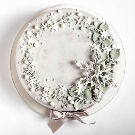 White Christmas Cake, Christmas Cake Decorating Ideas, Traditional Christmas Cake, Christmas Cake Decorating, Christmas Cakes Easy, Xmas Cakes, Snowflake Cake, Christmas Cake Ideas, Christmas Cake Designs