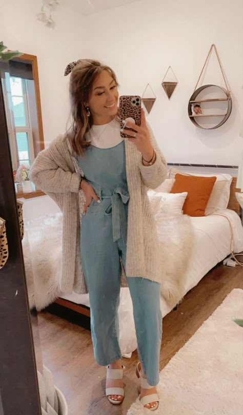 Outfit Inspo For Teachers, Teacher Outfits Overalls, Teacher Inspo Outfit, Cool Teacher Aesthetic, Teacher Overalls Outfit, Daycare Teacher Outfits Winter, Texas Teacher Outfits, Teacher Outfits Winter 2022, Trendy Teacher Outfits 2022