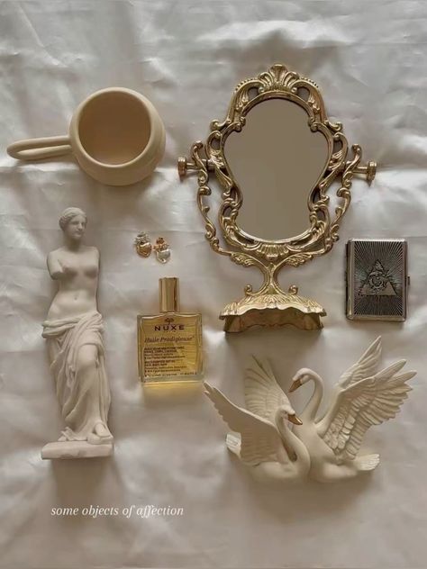 Aphrodite Decor, Aprodithe Aesthetic, Coquette Aesthetic Room, Coquette Things, Aphrodite Aesthetic, Inspiration Tattoos, Room Deco, Vintage Room, Room Makeover Inspiration