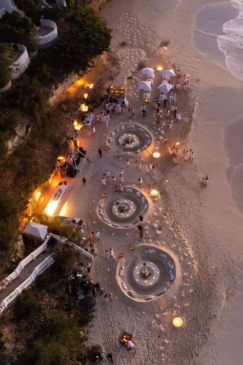 Beach Wedding Seating Ideas, Fancy Beach Party, Beach Reception Ideas, Night Beach Weddings, Coachella Chic, Luxury Beach Wedding, Dreamy Beach Wedding, Beach Reception, Elegant Beach Wedding