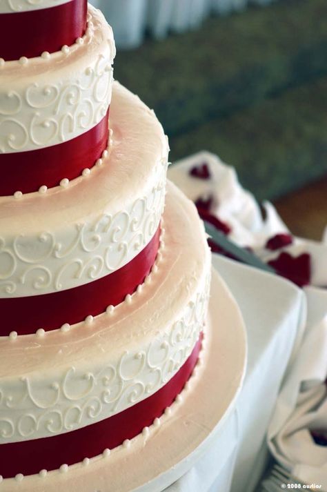 Red Velvet Wedding Cake Red Velvet Wedding, Red Velvet Wedding Cake, Christmas Wedding Cakes, Wedding Cake Images, Velvet Wedding, Torte Cupcake, Winter Wedding Cake, Red Cake, Themed Wedding Cakes