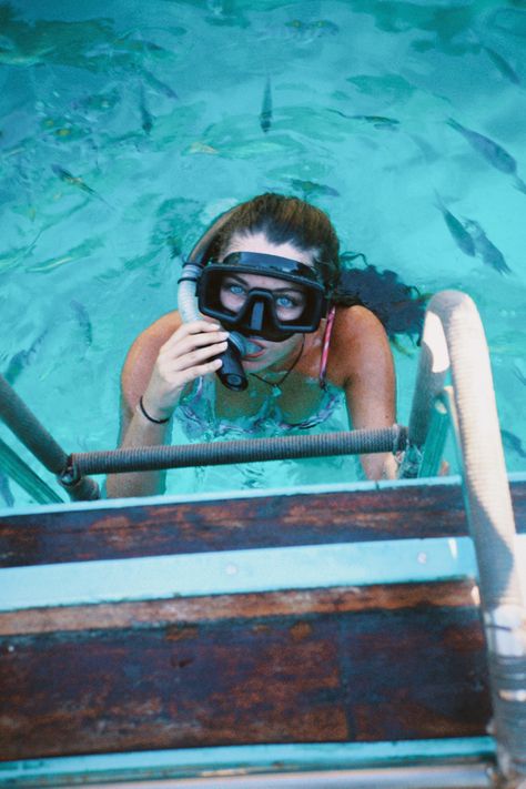 Brunette Girl in the sea wearing a snorkel with fish surrounding her climbing onto a boat. Tumblr aesthetic girl photography travel photography ideas vsco inspo summer vibes photo dump Instagram Pinterest ideas Phi Phi Island Photography Ideas, Thailand Photo Inspiration, Thailand Photoshoot Ideas, Phi Phi Island Photography, Thailand Picture Ideas, Phuket Photo Ideas, Thailand Instagram Pictures, Thailand Photo Ideas, Picture Ideas Vacation