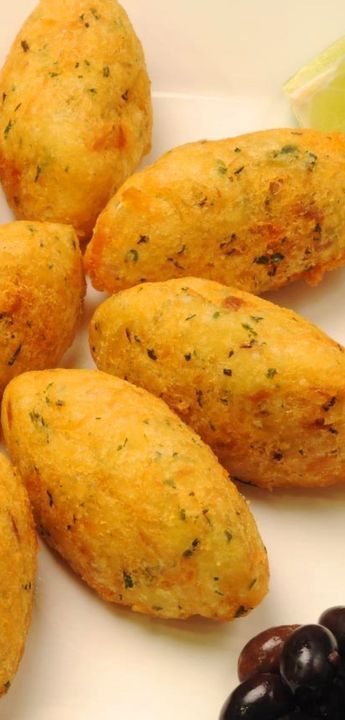 Cod Fish Cakes, Fish Cakes Recipe, Portugal Food, Portuguese Desserts, Portuguese Cuisine, Brazilian Food, Portuguese Recipes, Traditional Food, Appetizer Snacks