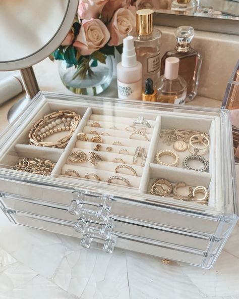 College Jewelry Organizer, Jewelery Organiser Wardrobe, Jewellery Organisation Aesthetic, Jewelry Storage Aesthetic, Aesthetic Jewelry Organization, Jewellery Storage Aesthetic, Jewelry Organizer Aesthetic, Jewelry Box Aesthetic, Jewelery Storage