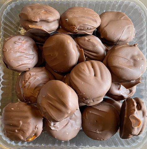 Twix Cookies - Twix Cookie Sandwiches Twix Cookie Recipe, Nilla Cookies, Twix Bites, Twix Cookie, Superbowl Ideas, Edible Recipes, Rolo Cookies, Truffle Recipes, Mini Sweets