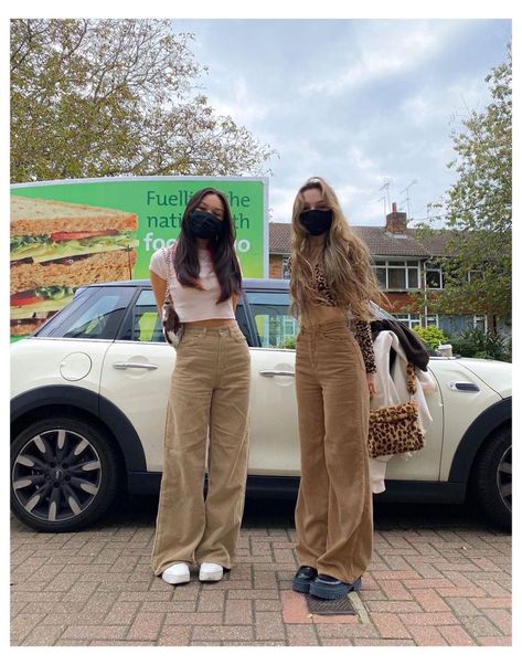 Cargo Pants Women Outfit, Indie Outfits Ideas, Khaki Corduroy Pants, Indie Outfits Summer, Khaki Pants Outfit, Marlene Hose, Brown Cargo Pants, Corduroy Pants Women, Cargo Pants Outfit