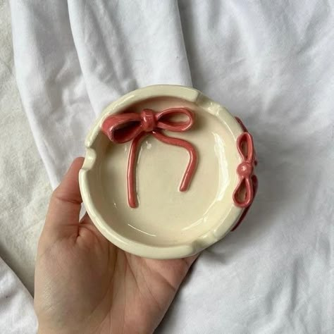 Creative Bowls Ceramics, Ceramic Pottery Ashtray, Cute Pottery Aesthetic, Coquette Ashtray, Cute Ashtray Ideas, Coquette Ceramic Ideas, Cute Clay Ashtray Ideas, Clay Ideas Ashtray, Clay Trinket Box Diy