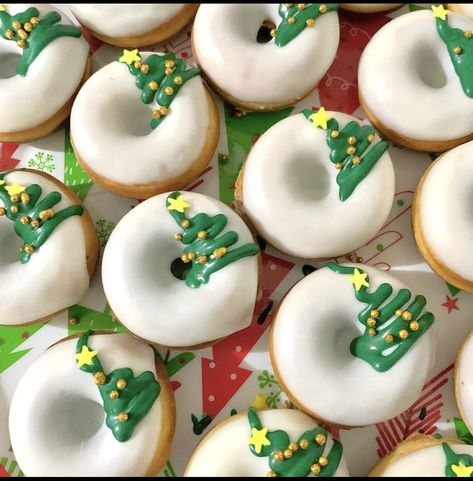 Mini Donuts Christmas Design, Donuts Stand Ideas, Thanksgiving Donuts Decoration, Grinch Donuts Ideas, Christmas Mini Donut Ideas, Christmas Doughnut Ideas, Creative Christmas Food Ideas, Christmas Theme Desserts, Christmas Donuts Ideas