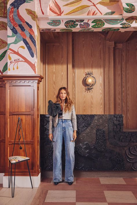 Kelly Wearstler Style, Photoshoot Los Angeles, Kelly Wearstler Interiors, Campaign Photoshoot, Jean Styles, Female Suit, Piscina Interior, Renovation Architecture, Maximalist Interior