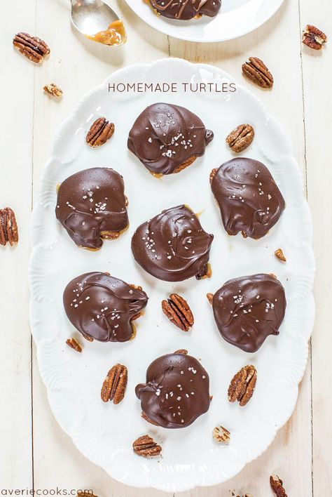 Homemade Turtles, Turtle Recipe, Chocolate Covered Pecans, Chocolate Turtles, Christmas Candy Recipes, Cooking Homemade, Homemade Candies, Köstliche Desserts, 100 Calories