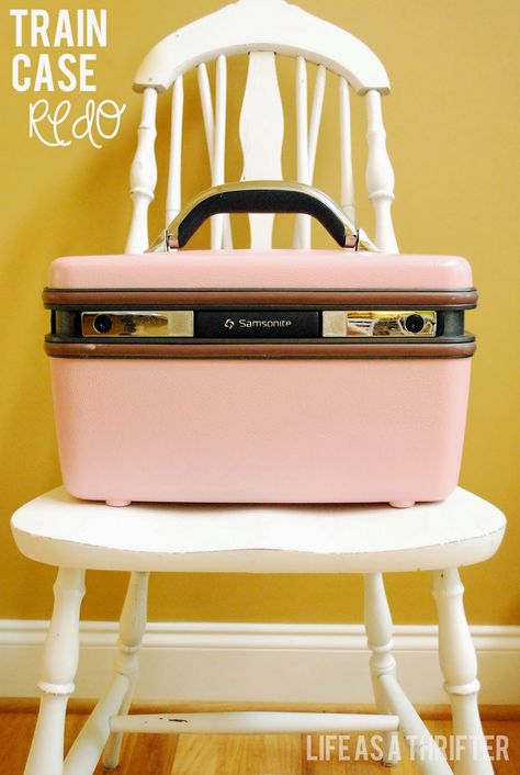 Diy Wire Basket, Old Luggage, Diy Suitcase, Vintage Train Case, Cute Suitcases, Old Suitcases, Vintage Suitcases, Makeup Train Case, Vintage Suitcase