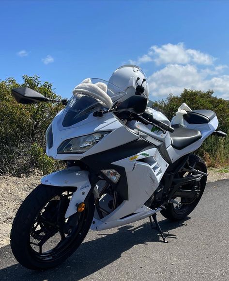 White Kawasaki Ninja 300 Moto Ninja, Ninja Motorcycle, Ninja Bike, Kawasaki Motor, Bike Aesthetic, Ninja 300, Biker Boys, Pretty Bike, Biker Love