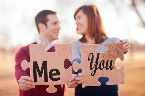 Couples Photoshoot With Props, Engagement Photo Props Diy, Engagement Props Ideas, Engagement Photo Props Ideas, Prenup Props, Wedding Props Ideas, Engagement Picture Props, Engagement Shoot Props, Wedding Puzzle Pieces