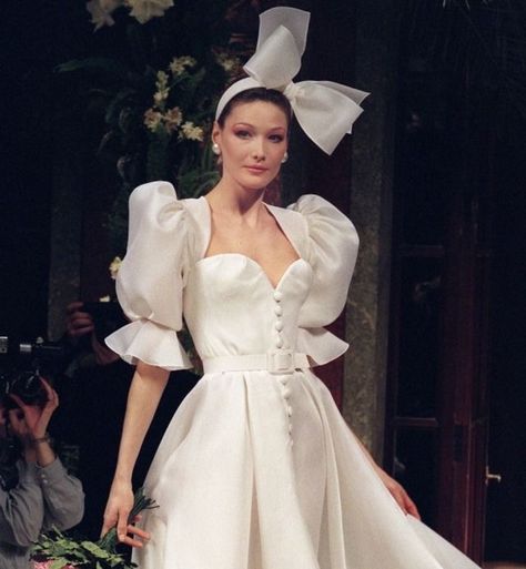 Carla Bruni for Givenchy HC SS 1994 Fashion Bride Dresses, Chanel Wedding Dress, Givenchy Haute Couture, Suits Outfits, Vintage Runway, Carla Bruni, Couture Mode, Italy Fashion, Vintage Couture